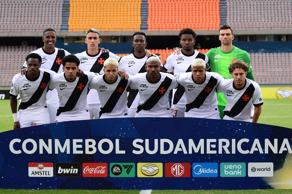 Jogadores do Vasco alinhados antes do jogo contra o Independiente Medellín