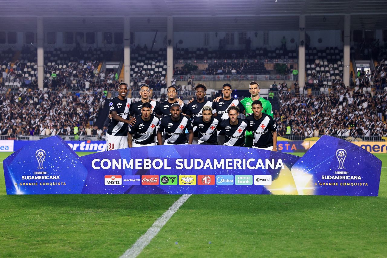 Jogadores do Vasco em campo contra o Olimpia