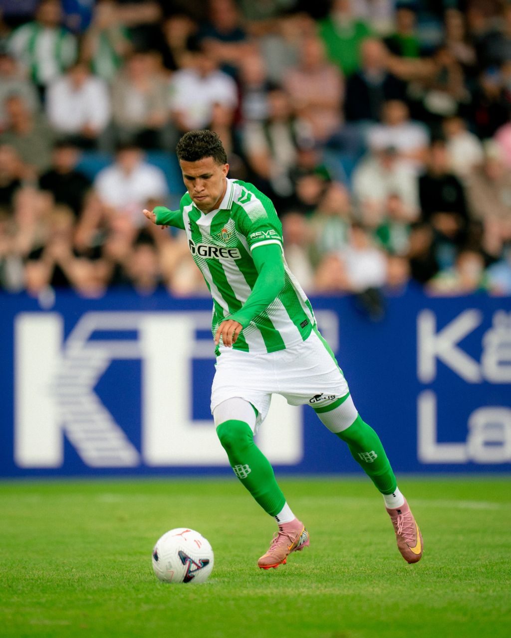 Santiago Sosa pelo Racing em disputa de bola