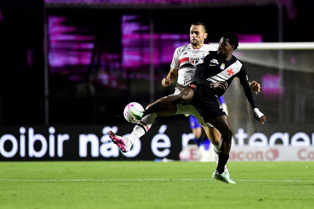 Gómez do Vasco disputa lance no Morumbi