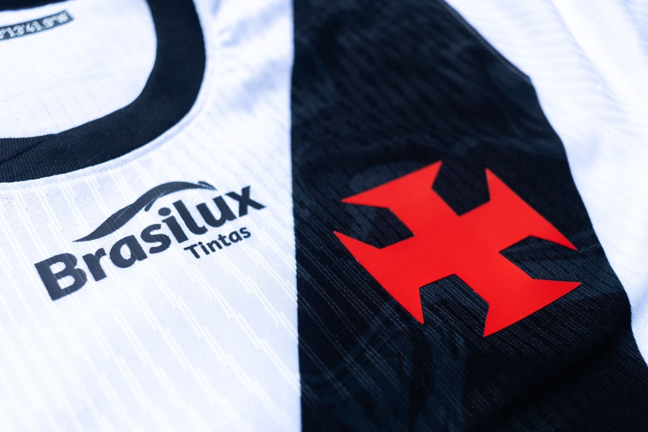 Logomarca da Brasilux Tintas na camisa do Vasco