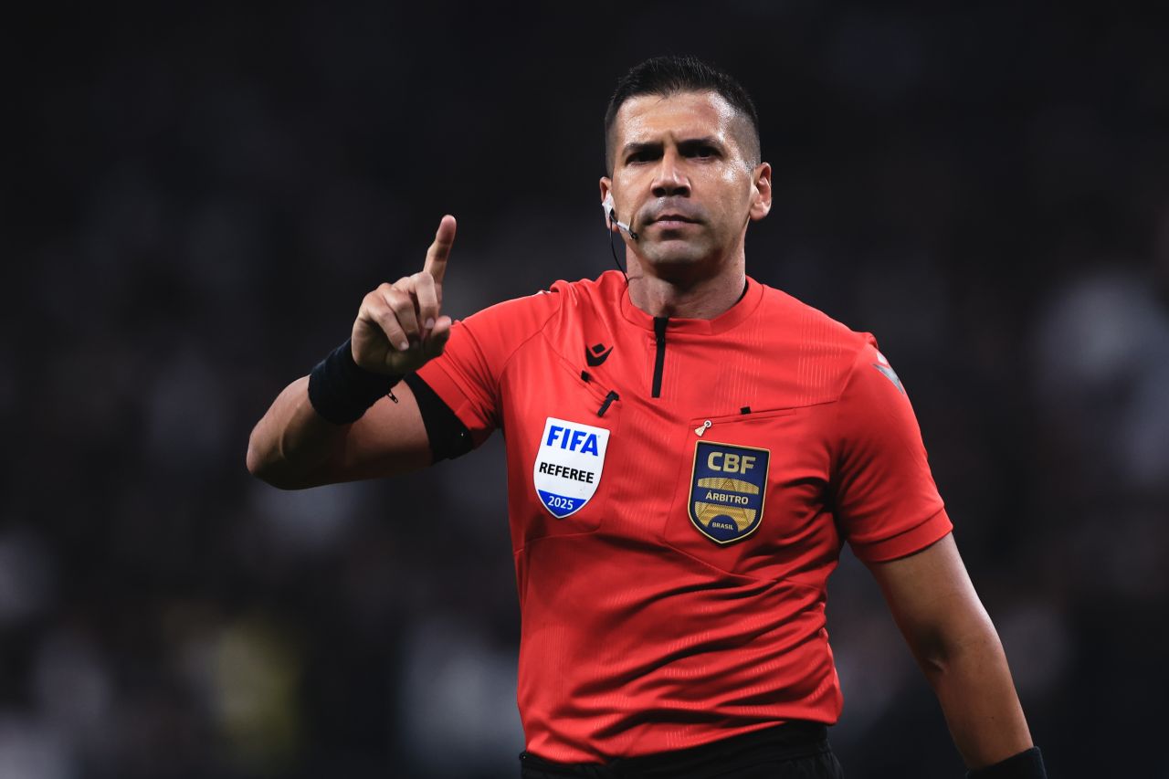 Jogadores de Vasco e Flamengo durante disputa de bola