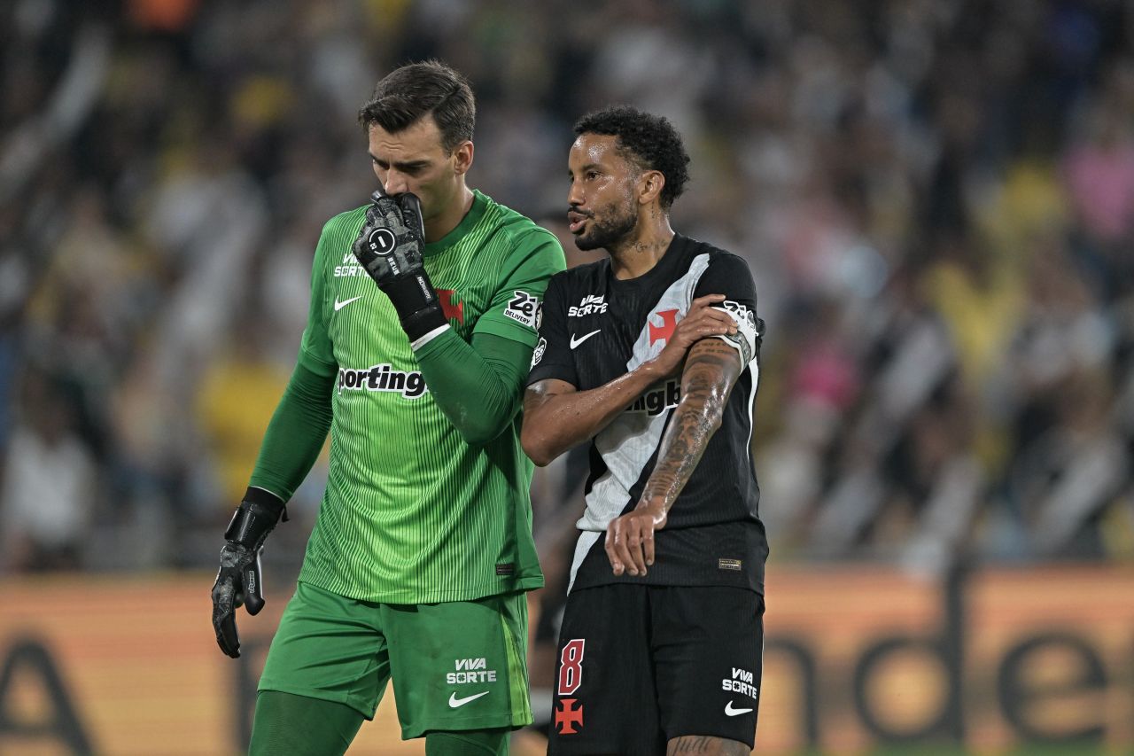 Léo Jardim faz defesa em partida do Vasco contra Fluminense