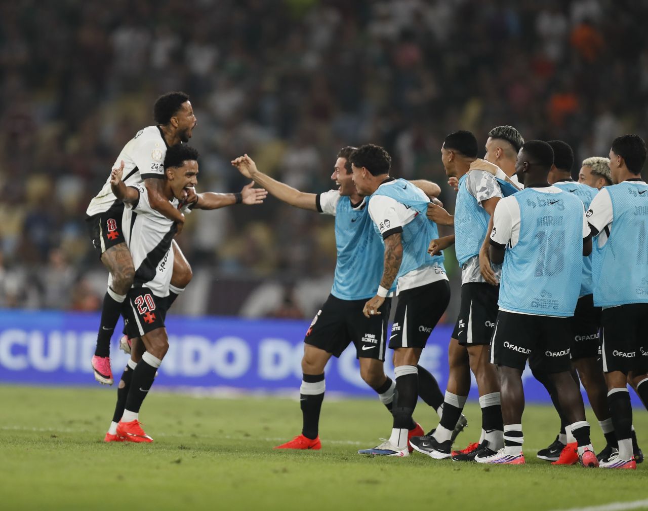 Torcida do Vasco no Maracanã durante o jogo contra o Fluminense