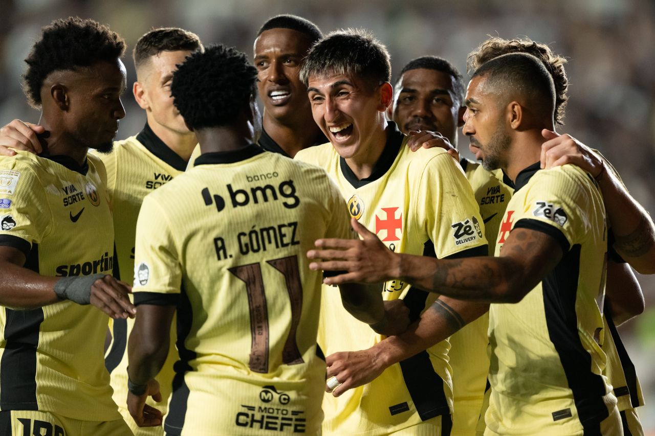 Lescano comemora gol pelo Vasco contra o Coritiba