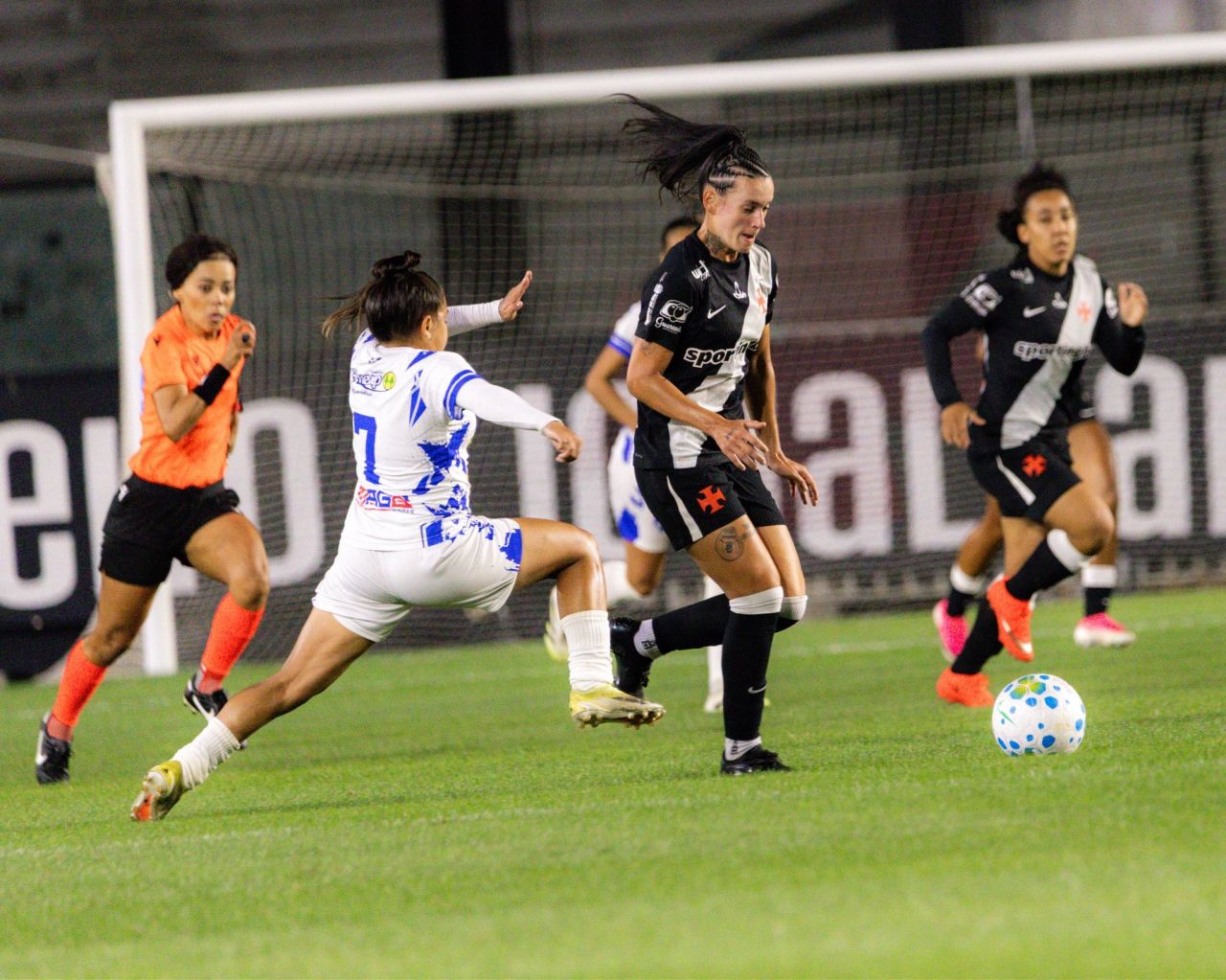 Jogadoras do Vasco comemoram gol contra o Taubaté em São Januário