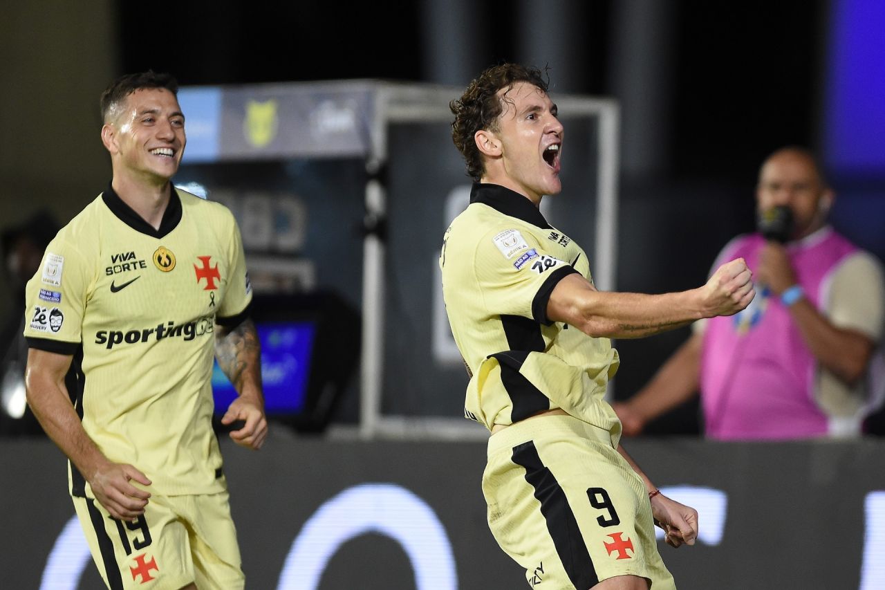 Jogadores do Vasco comemoram gol na partida contra o Coritiba em São Januário