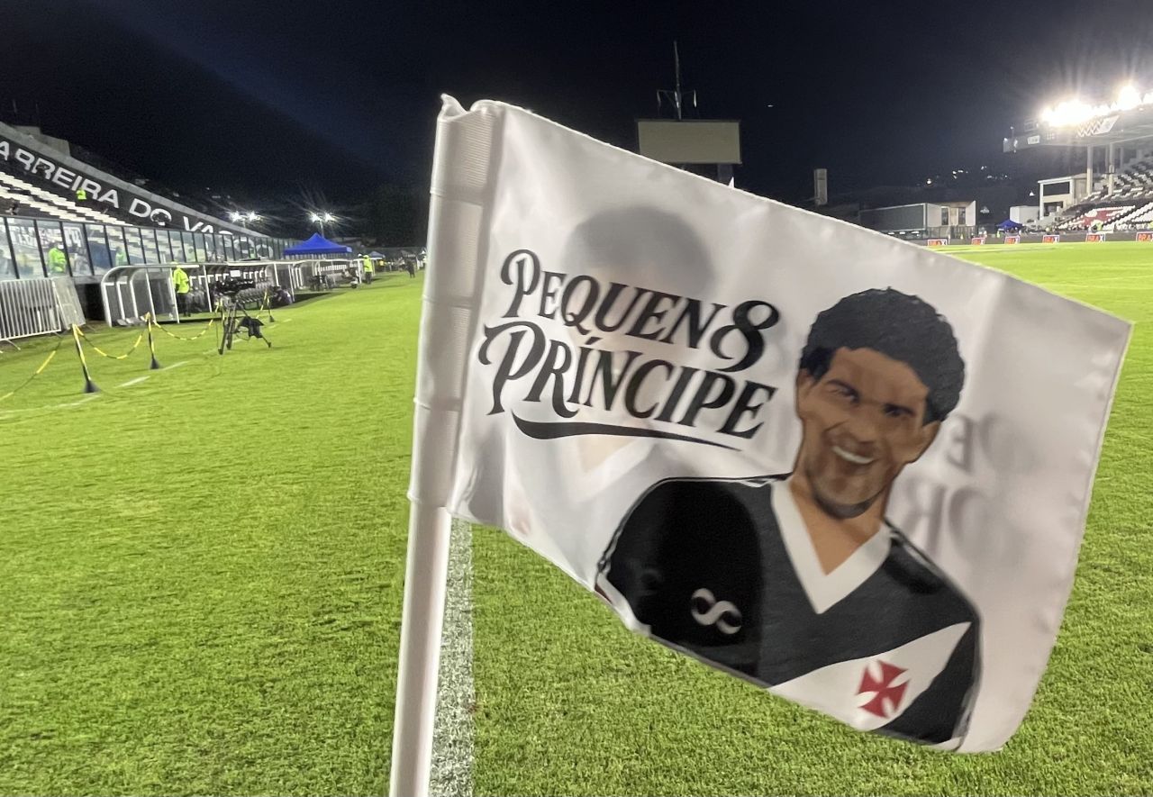 Mosaico em homenagem a Geovani na arquibancada social de São Januário