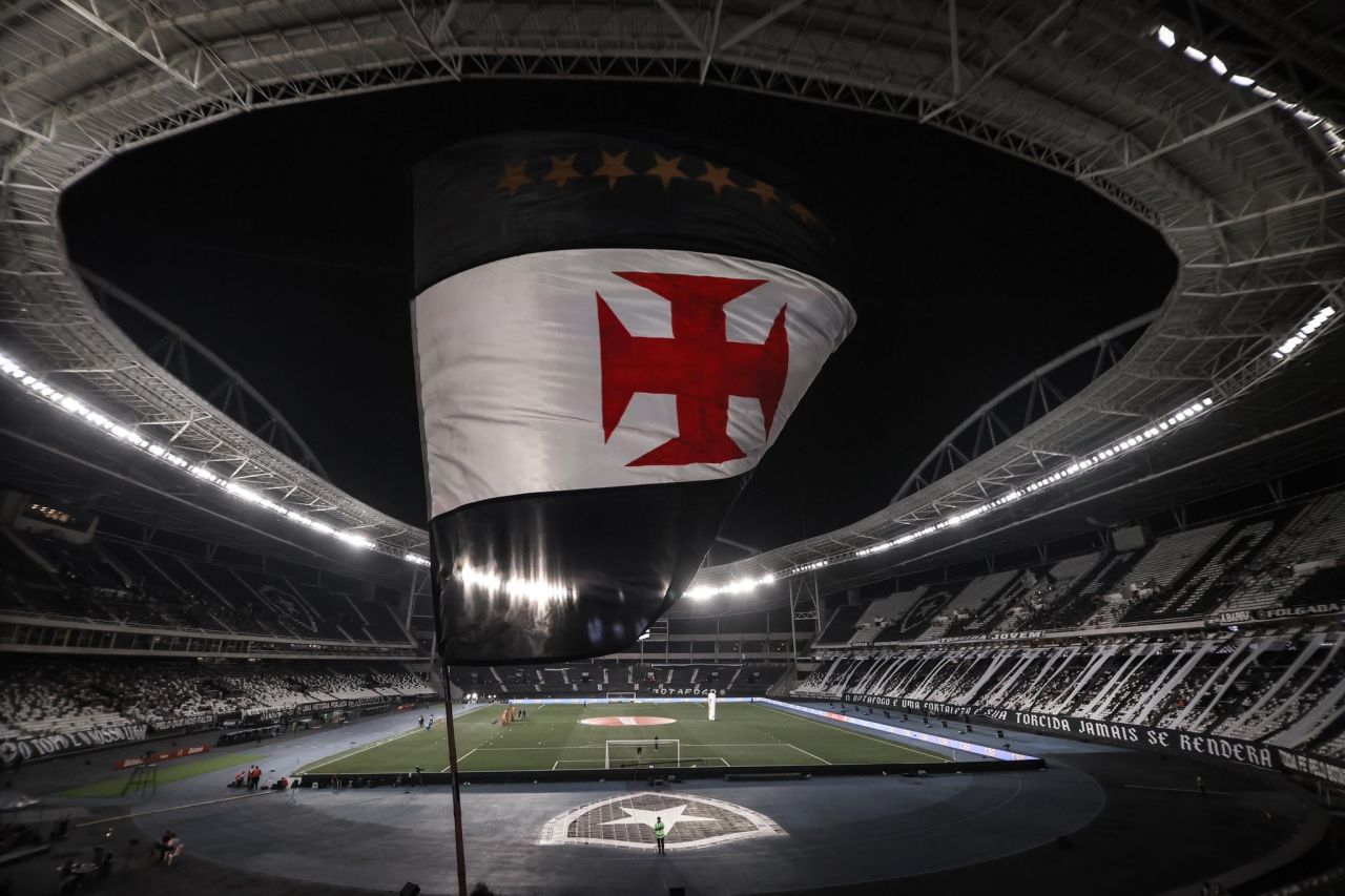 Estádio Nilton Santos vazio antes de jogo