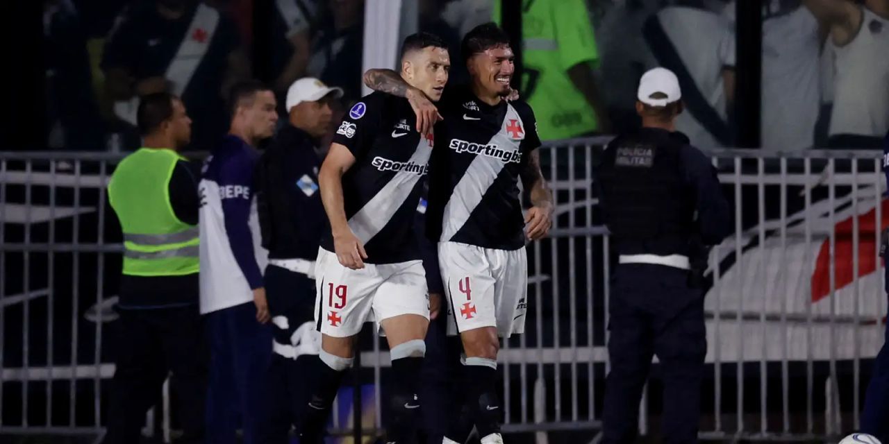 Vasco comemora gol contra o Santa Fe em São Januário