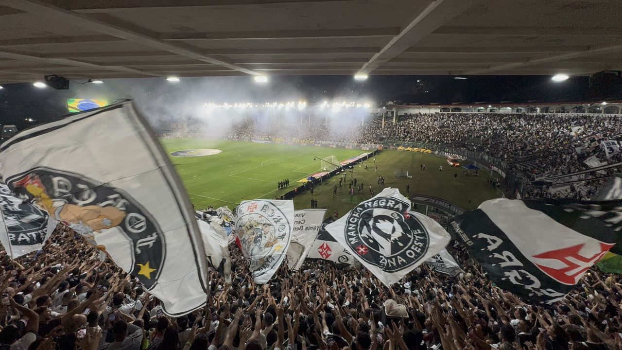 Torcida do Vasco nas arquibancadas de São Januário