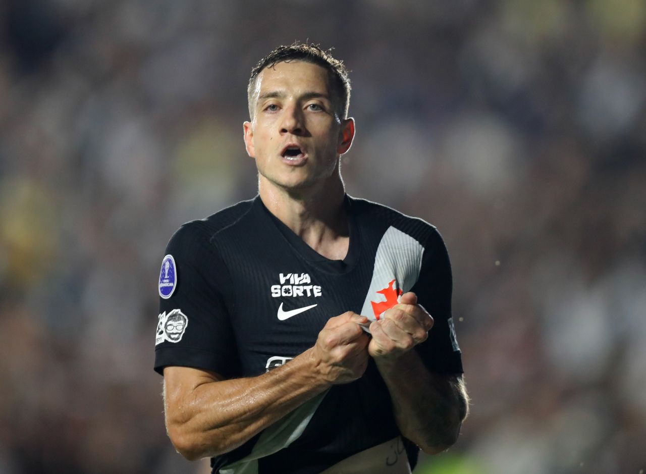 Jogadores do Vasco comemoram em São Januário após classificação