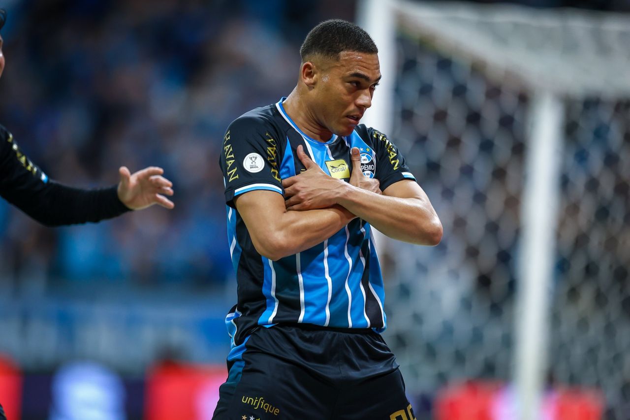 Carlos Vinícius comemorando gol com a camisa do Grêmio