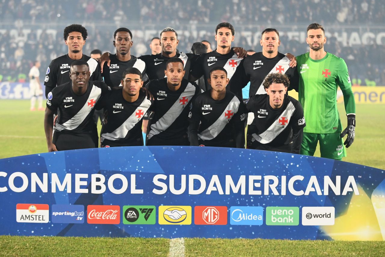 Jogadores do Vasco em campo contra o Olimpia