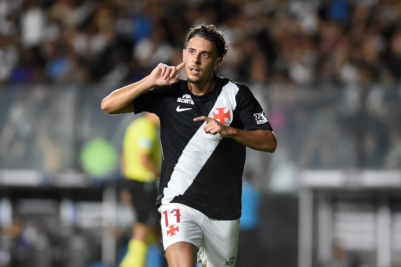 Jogadores do Vasco comemoram gol contra o Olimpia em São Januário