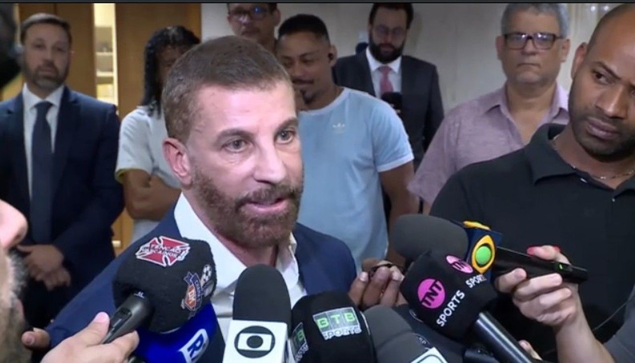 Torcedores do Vasco em frente a São Januário