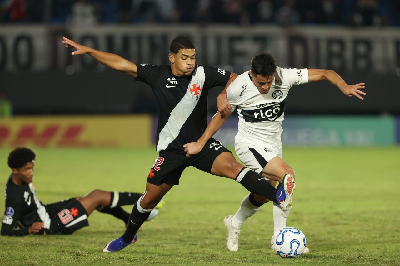 Avellar em disputa de bola contra o Olimpia durante partida em Assunção