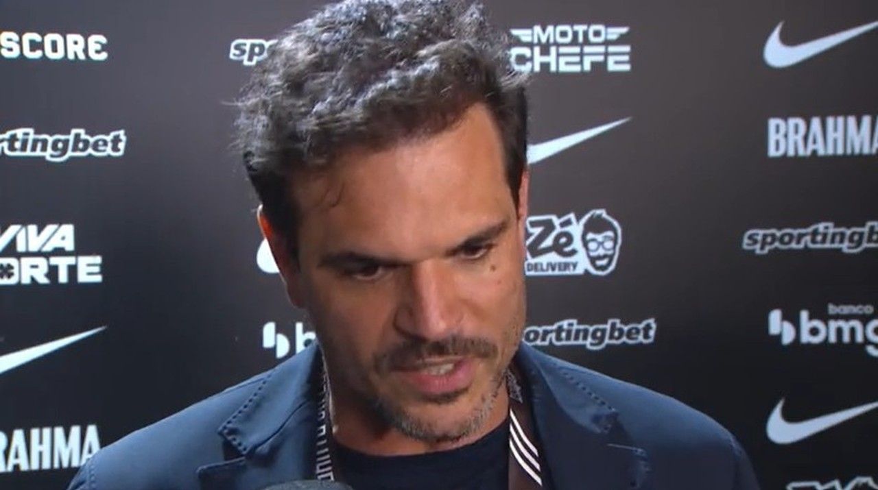 Diretoria do Vasco em confronto com árbitro durante partida