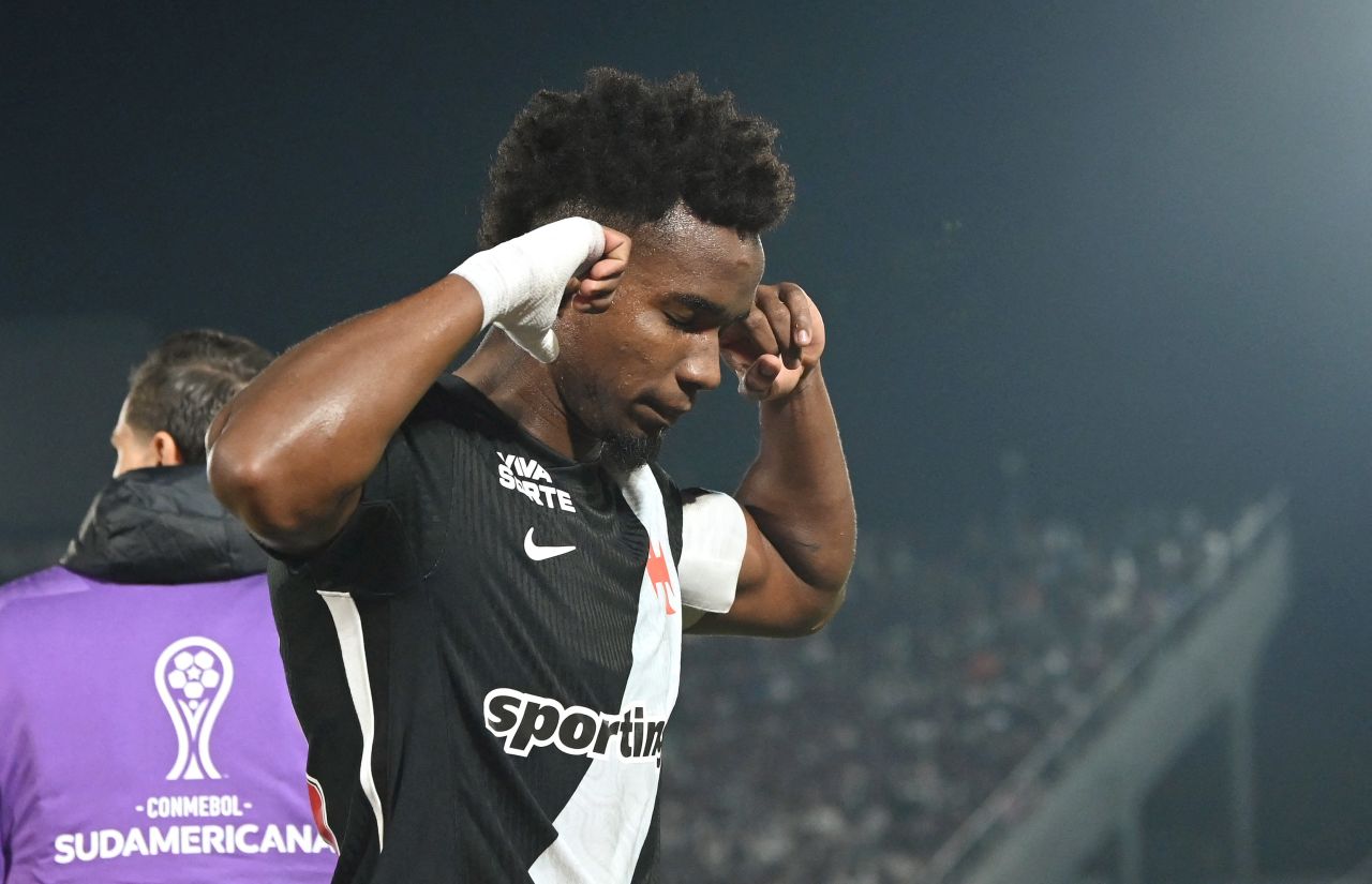 Jogadores do Vasco comemoram gol contra o Olimpia