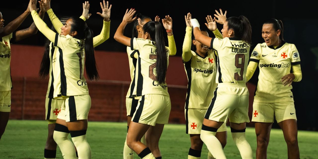 Jogadoras do Vasco comemoram após gol no Luso-Brasileiro