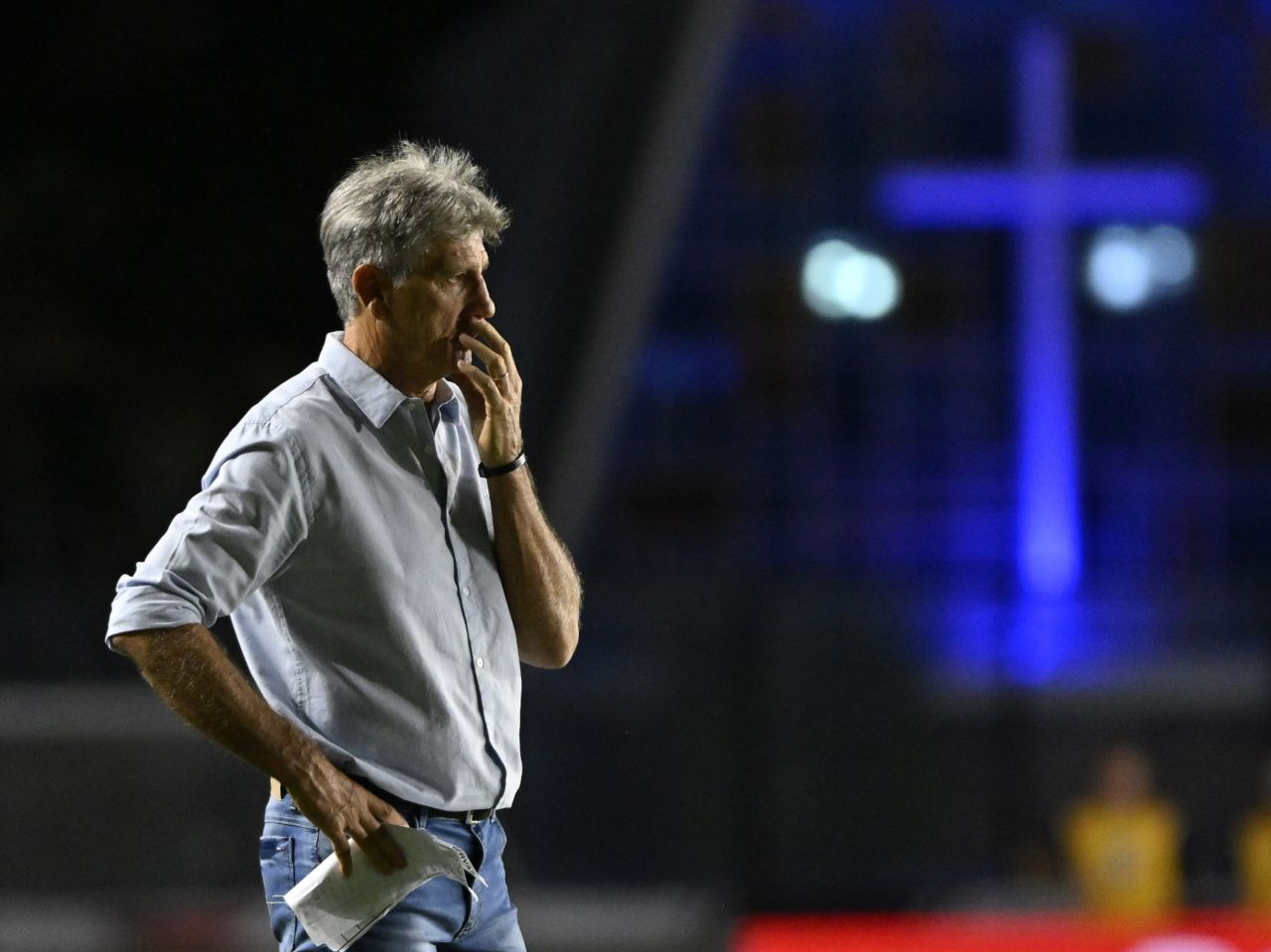 Renato Gaúcho gesticula para a torcida em São Januário
