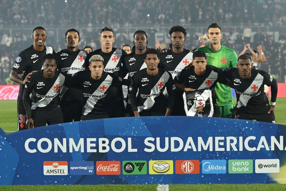 Jogadores do Vasco comemoram gol contra o Olimpia
