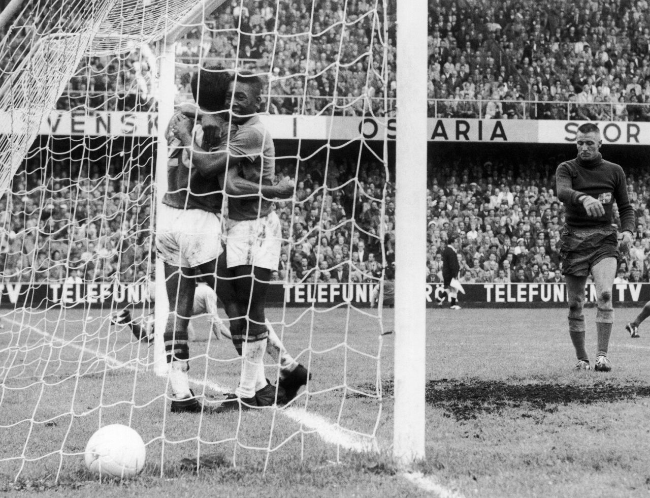 Vavá comemorando gol pelo Brasil na final de 1958