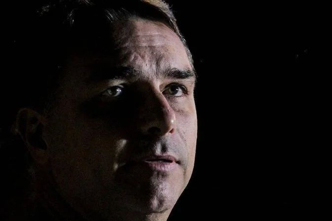 Flávio Bolsonaro durante entrevista