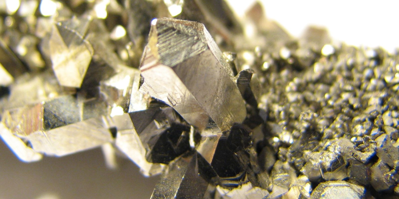 extração mineral em mina a céu aberto