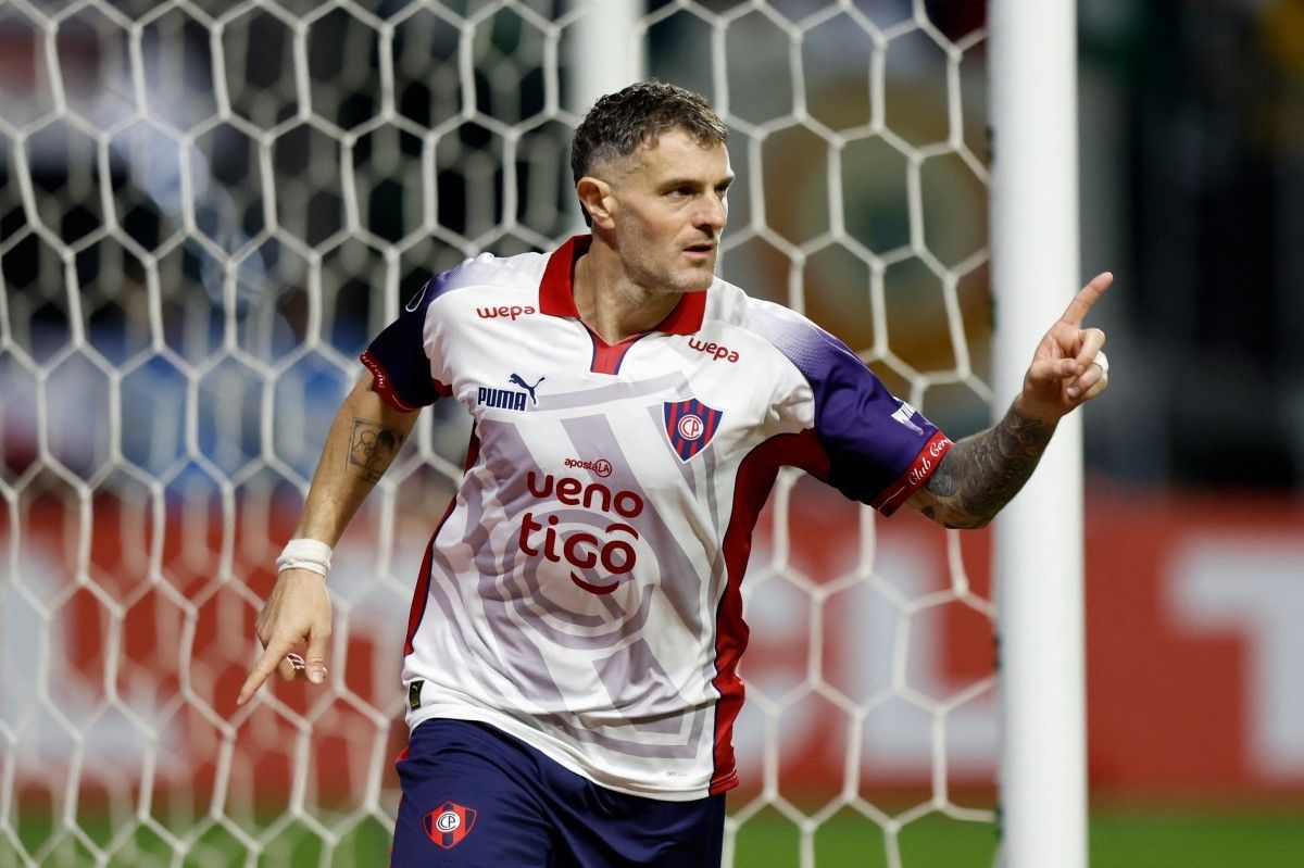 Pablo Vegetti comemorando gol contra o Palmeiras