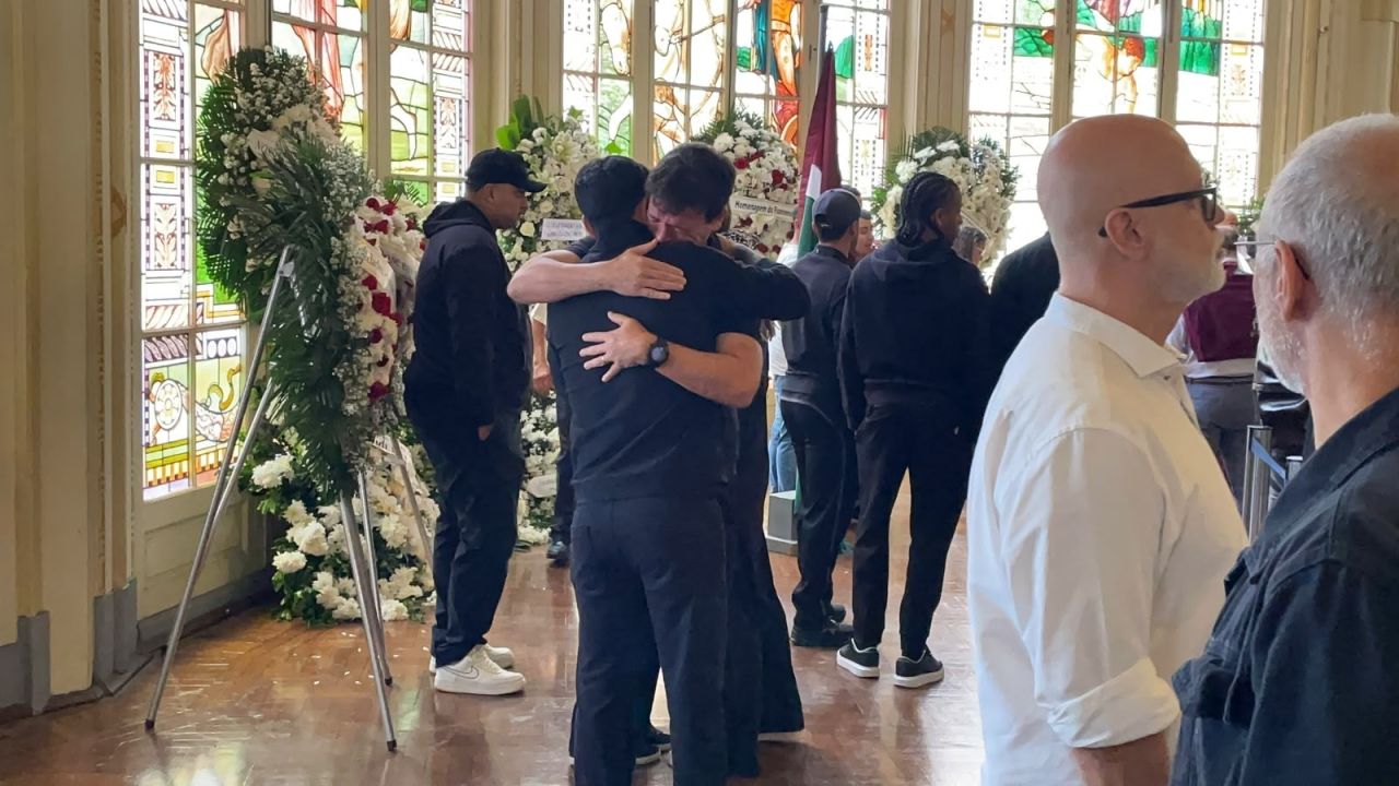 Cano e Fernando Diniz emocionados no velório de Paulo Angioni