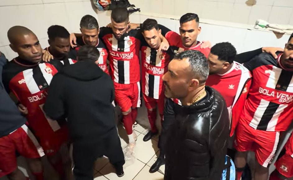 Jogadores do Vem Ki Tem comemorando o título da Copa Cé na Arena Farias