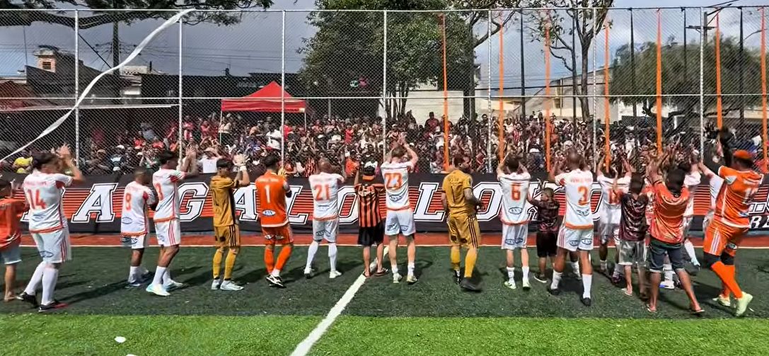 Jogadores do Vem que Tem comemorando a vitória e o título da edição de domingo da Copa Barco Louco