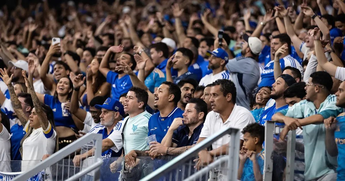 Fachada do Mineirão com torcida chegando