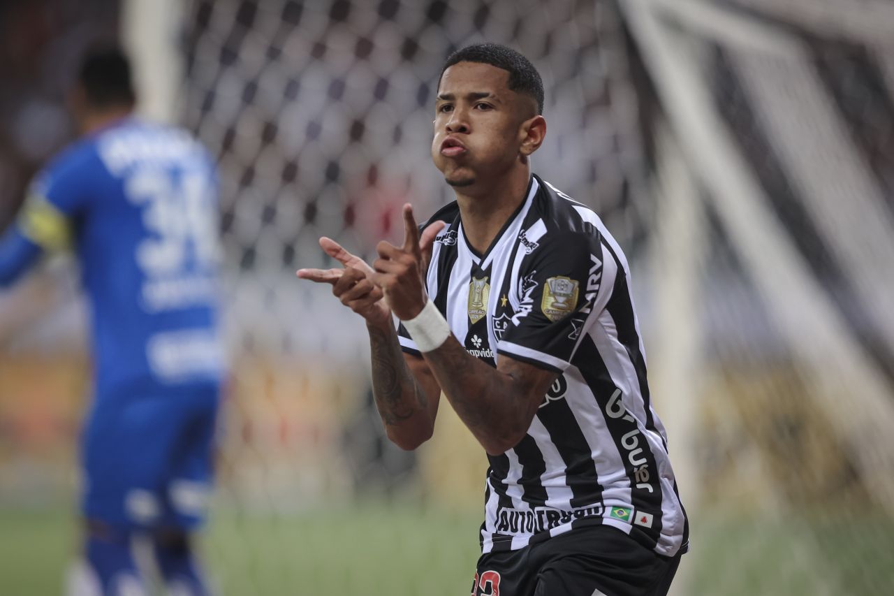 Savinho comemorando gol com a camisa do Atlético-MG
