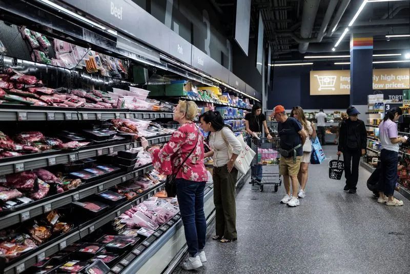 Consumidores em posto de combustível e concessionária de veículos
