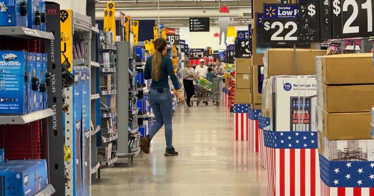 Clientes fazendo compras em loja nos Estados Unidos