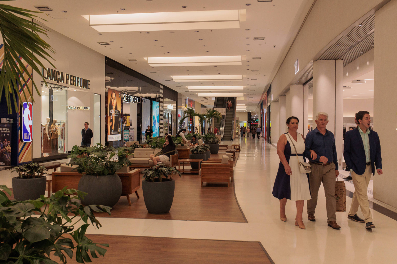 Clientes em corredor de supermercado