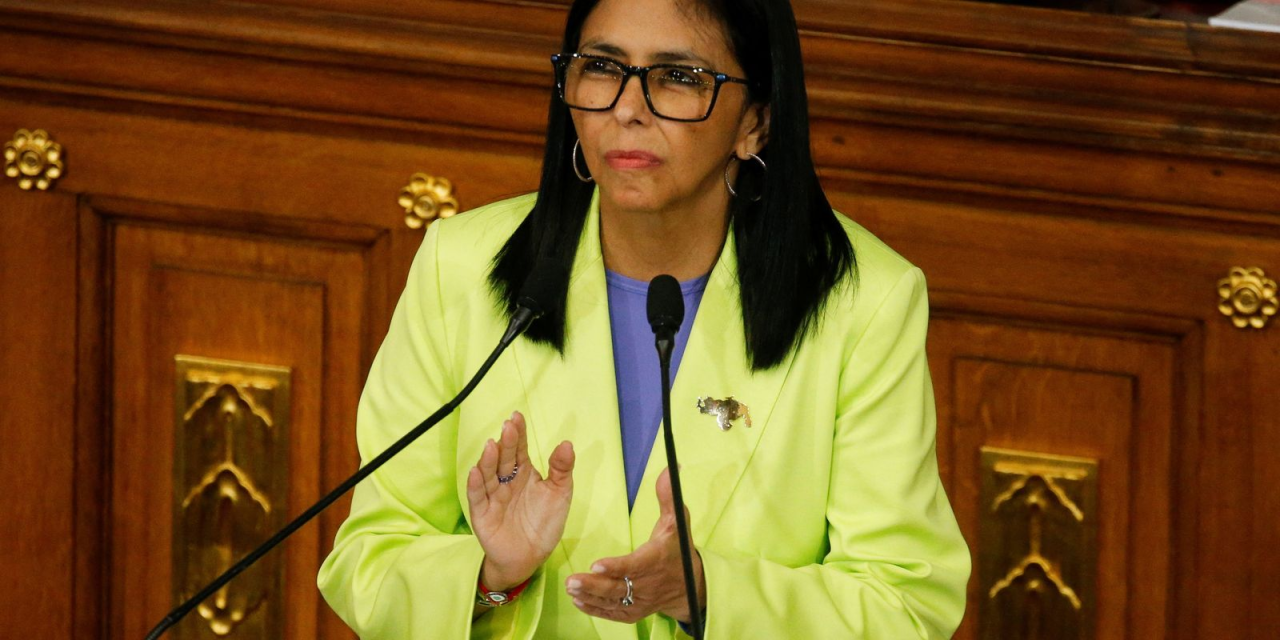 Delcy Rodríguez anuncia aumento de salários