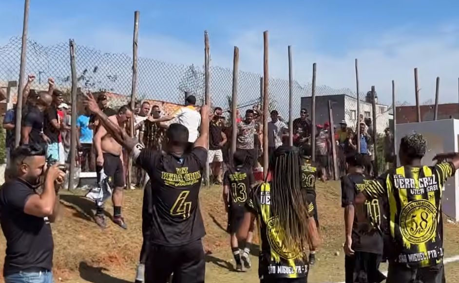 Jogadores do Vera Cruz comemorando o título após vitória nos pênaltis sobre o Bajé