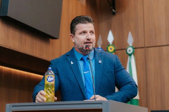 Vereador Rafael Ranalli com frasco de detergente na tribuna da Câmara de Cuiabá