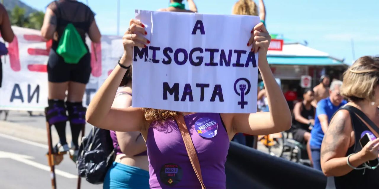 Vereadora fala ao microfone durante sessão na câmara municipal