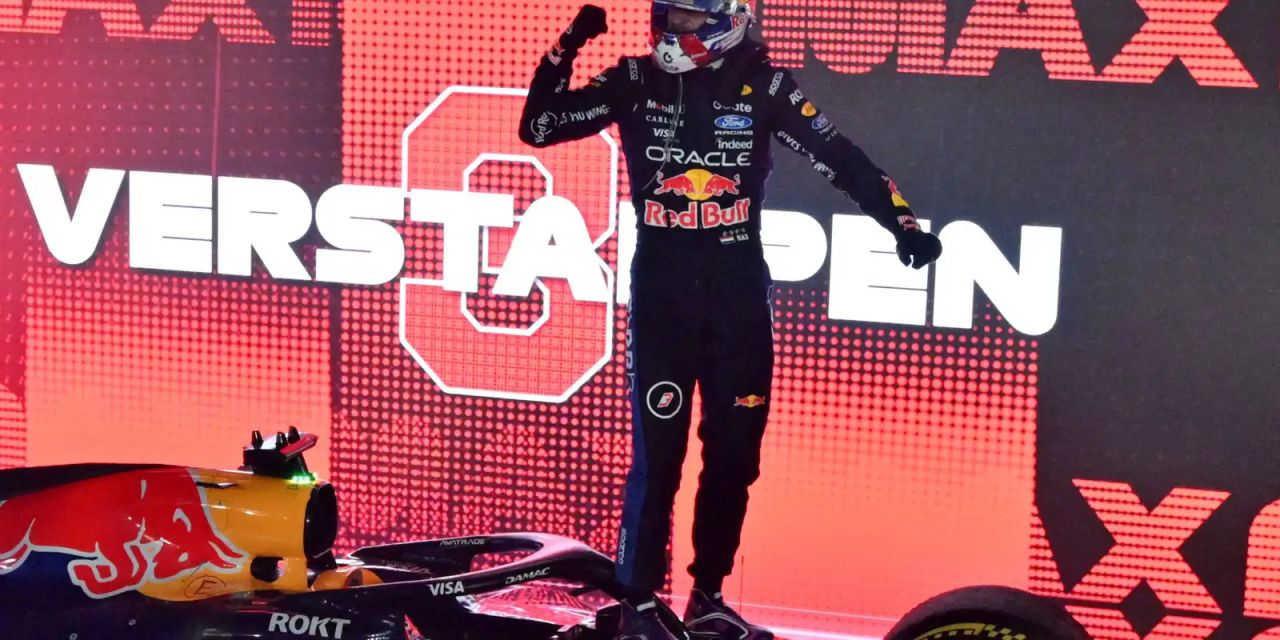 Max Verstappen no pódio após vitória no GP de Singapura