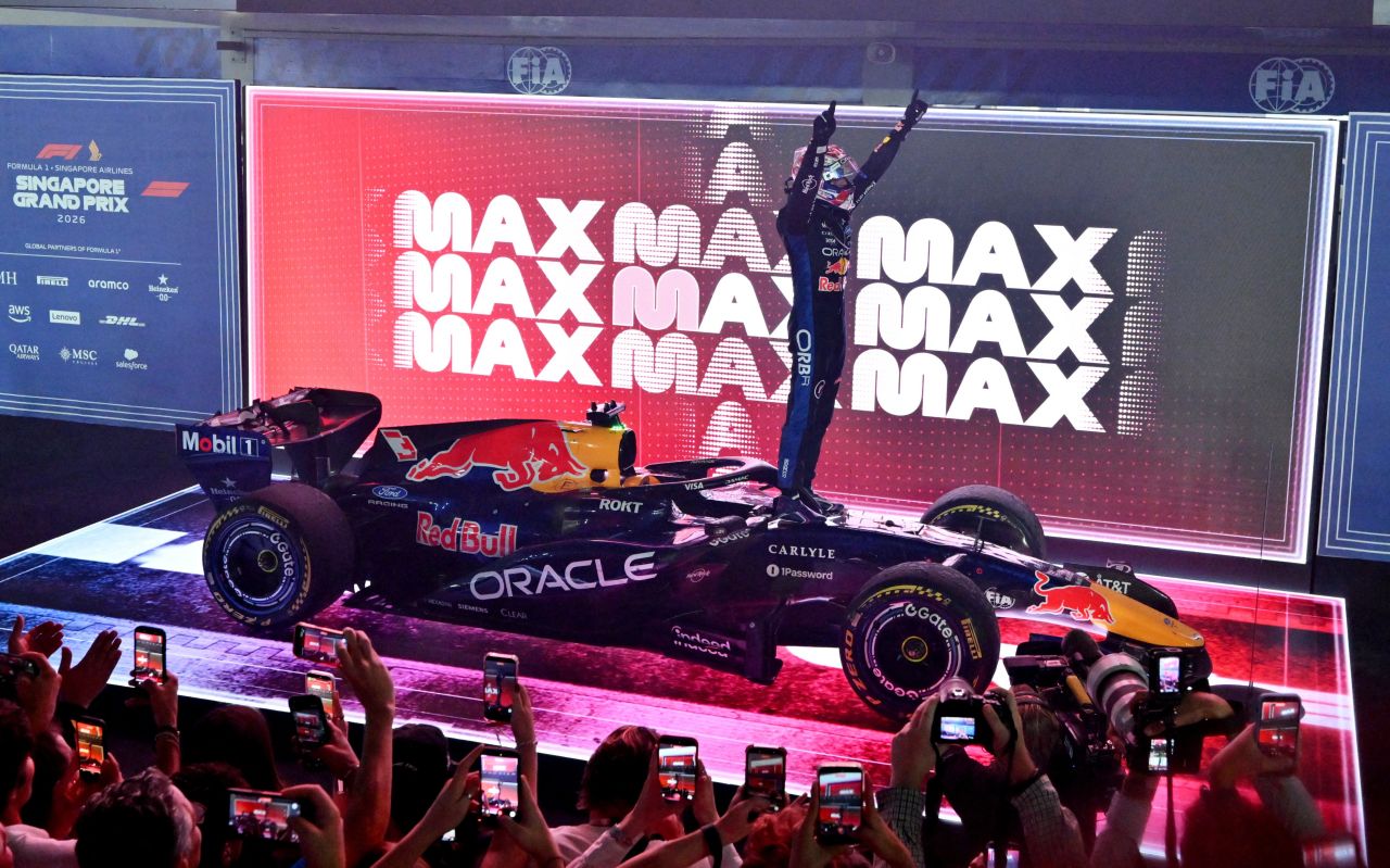 Max Verstappen comemora vitória no pódio do GP de Singapura