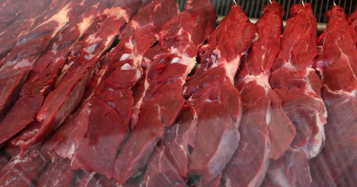 Carnes embaladas em frigorífico