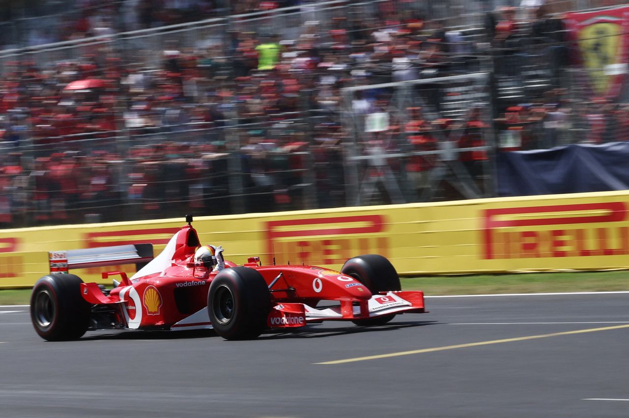 Vettel pilotando a Ferrari F2002 em Monza