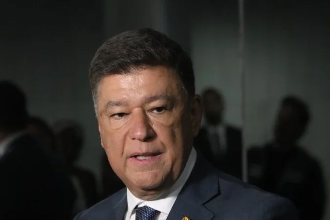 Senador Carlos Viana no plenário do Senado