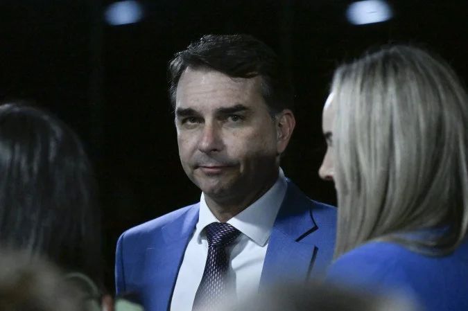 Flávio Bolsonaro discursando em evento de campanha