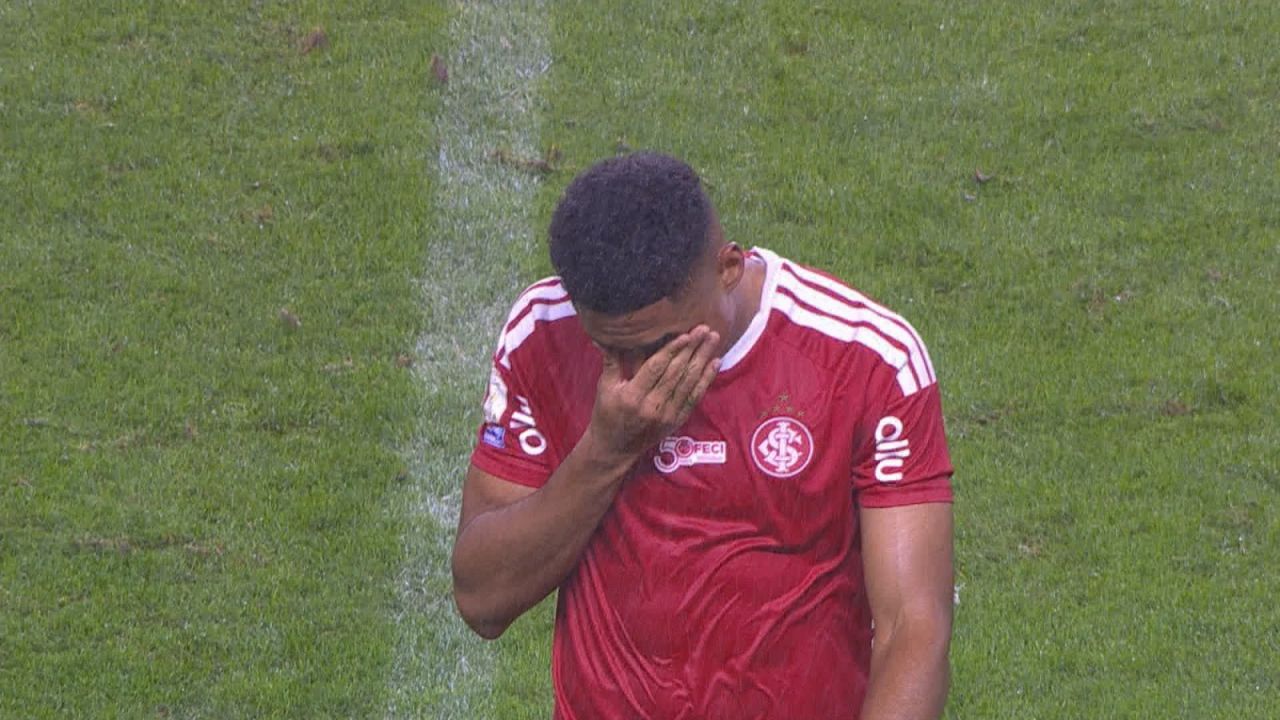 Victor Gabriel após expulsão contra o Cruzeiro