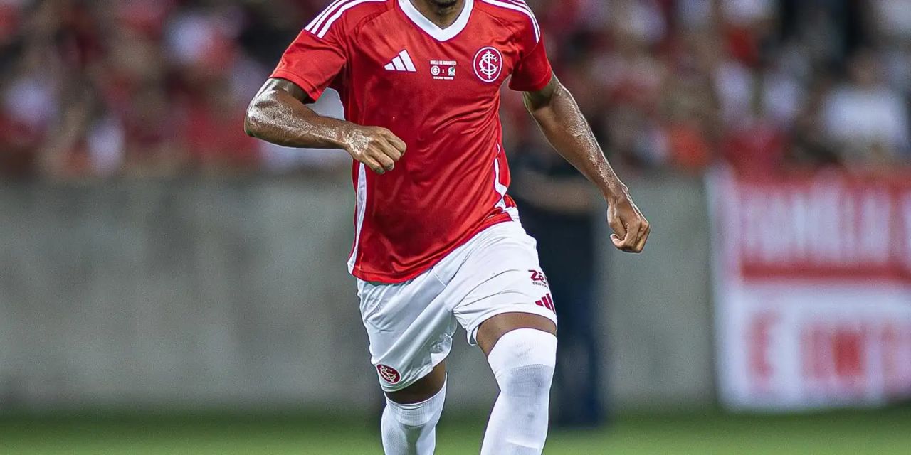 Victor Gabriel disputa lance durante jogo